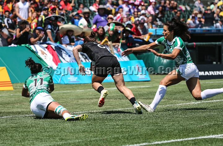 2018RugbySevensFri-09.JPG - Michaela Blyde (6) of New Zealand avoids Karina Landeros of  Mexico to score a try in the women's first round of the 2018 Rugby World Cup Sevens, July 20-22, 2018, held at AT&T Park, San Francisco, CA. New Zealand defeated Mexico 57-0.